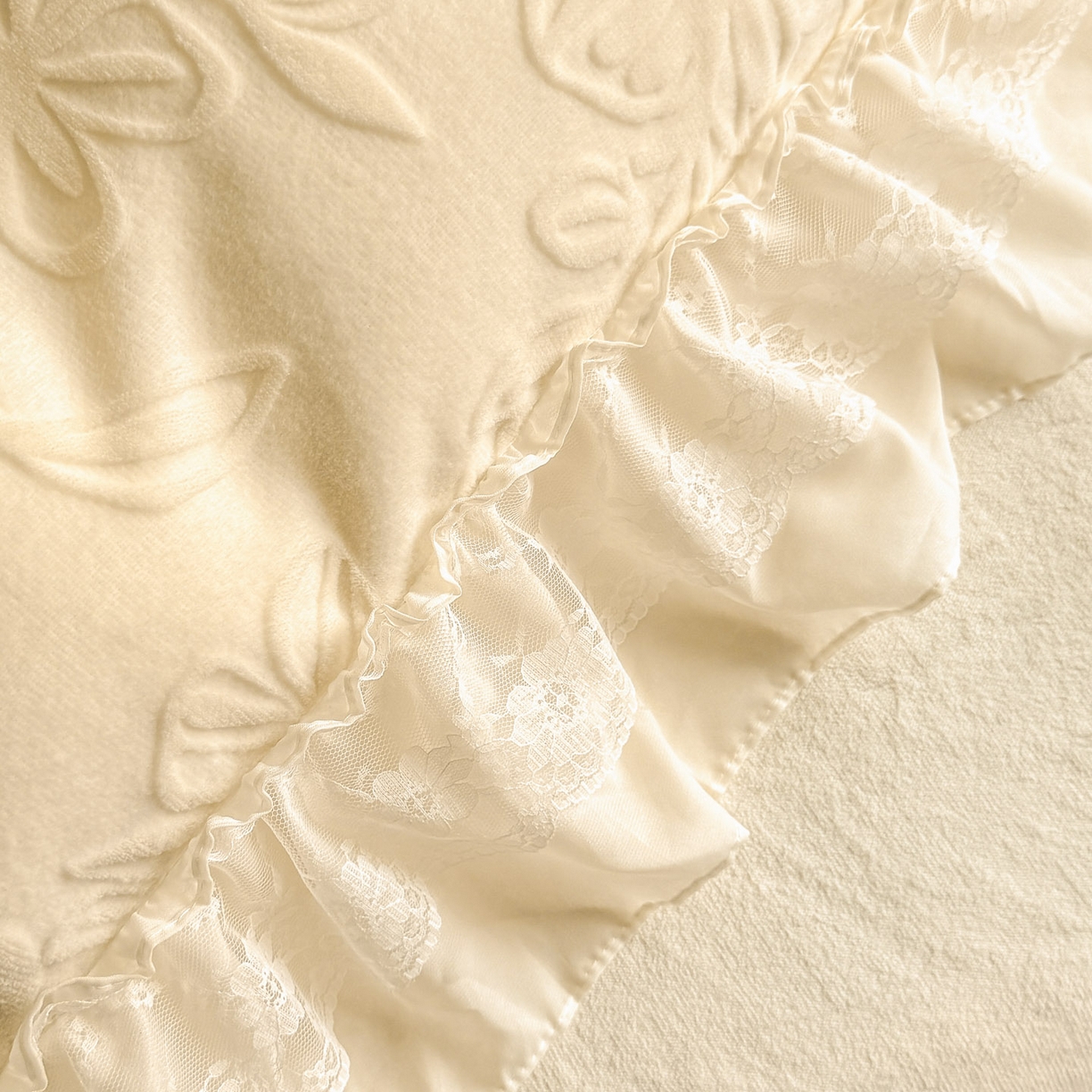 91家纺网 家纺一手货源 找家纺 爱家（原缔乐家纺） 2025新款A类牛奶雕花绒四件套 花野漫屿系列 花野漫屿-奶昔白