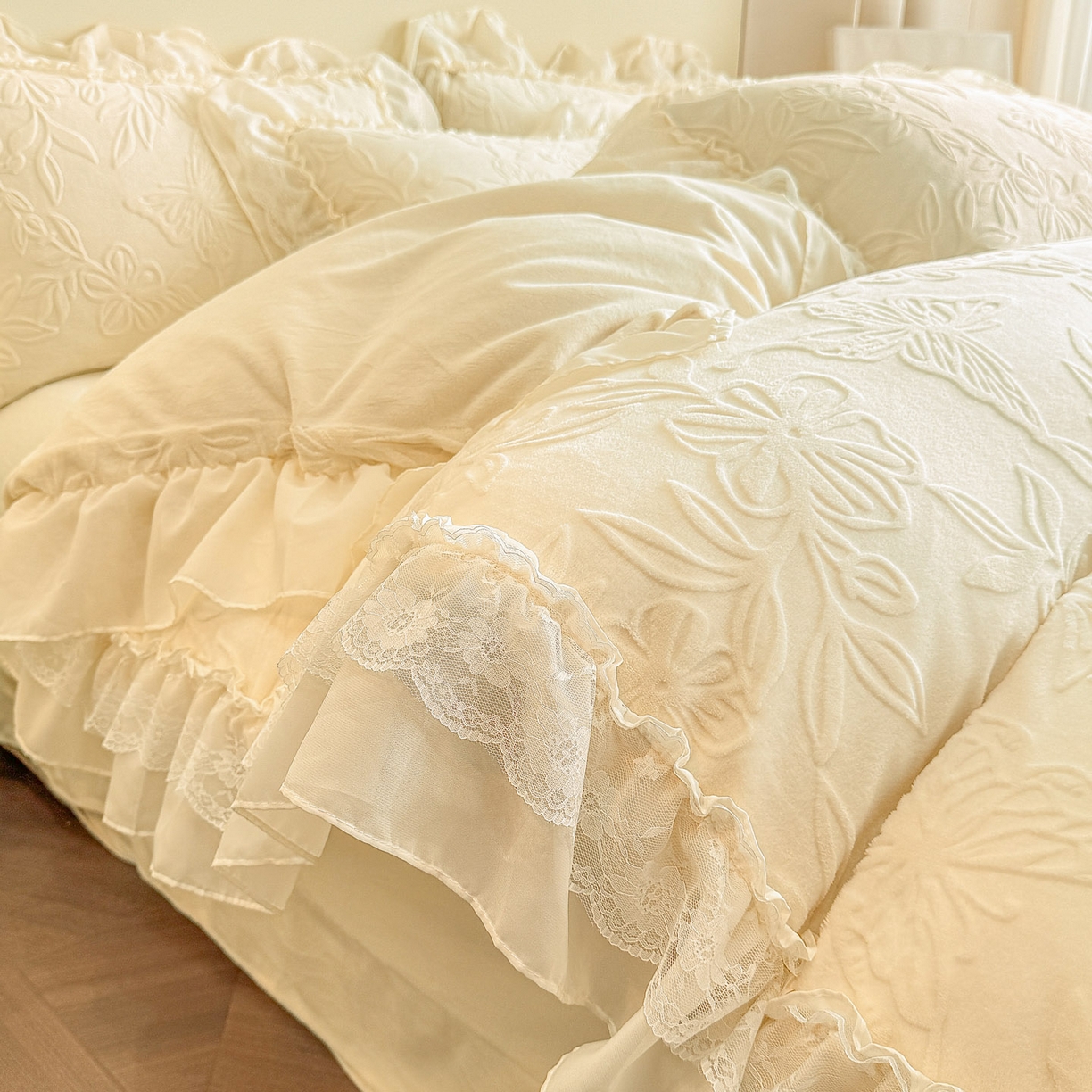 91家纺网 家纺一手货源 找家纺 爱家（原缔乐家纺） 2025新款A类牛奶雕花绒四件套 花野漫屿系列 花野漫屿-奶昔白