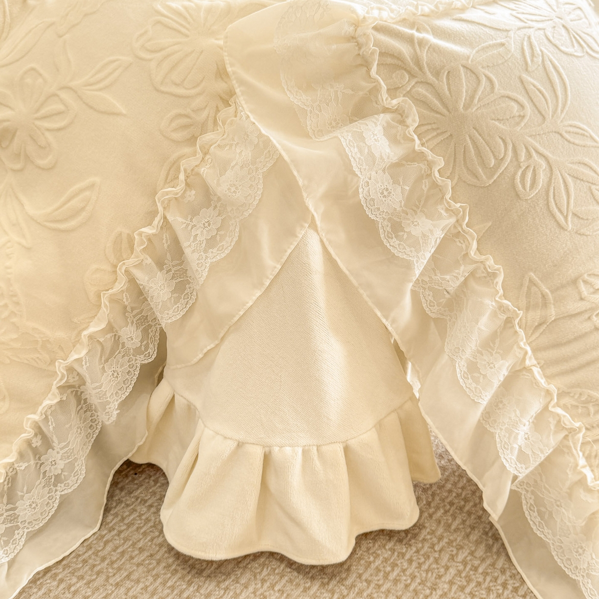 91家纺网 家纺一手货源 找家纺 爱家（原缔乐家纺） 2025新款A类牛奶雕花绒四件套 花野漫屿系列 花野漫屿-奶昔白