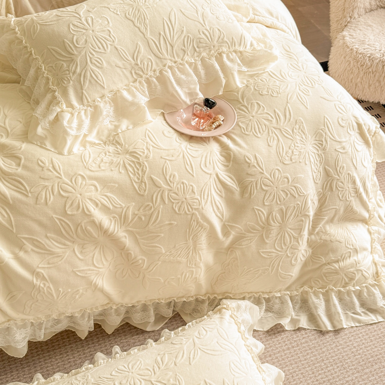 91家纺网 家纺一手货源 找家纺 爱家（原缔乐家纺） 2025新款A类牛奶雕花绒四件套 花野漫屿系列 花野漫屿-奶昔白