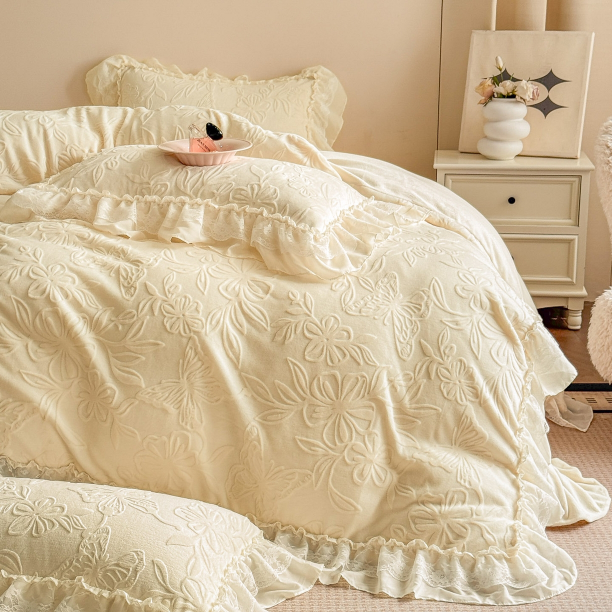 91家纺网 家纺一手货源 找家纺 爱家（原缔乐家纺） 2025新款A类牛奶雕花绒四件套 花野漫屿系列 花野漫屿-奶昔白