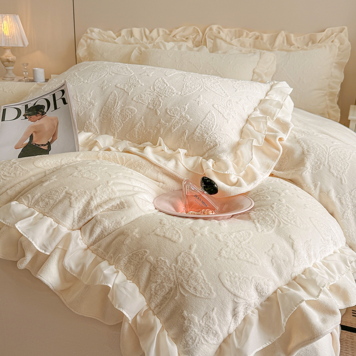 91家纺网 家纺一手货源 找家纺 爱家（原缔乐家纺） 2025新款A类牛奶雕花绒四件套 山茶花-蝴蝶之恋系列 蝴蝶之恋-奶昔白