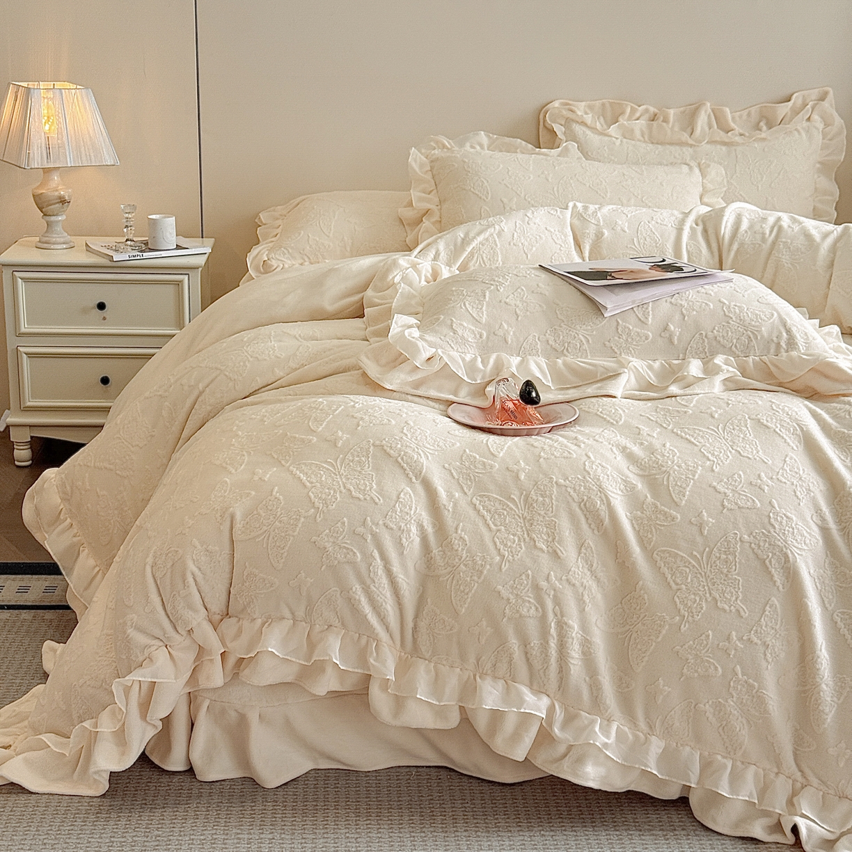 91家纺网 家纺一手货源 找家纺 爱家（原缔乐家纺） 2025新款A类牛奶雕花绒四件套 山茶花-蝴蝶之恋系列 蝴蝶之恋-奶昔白