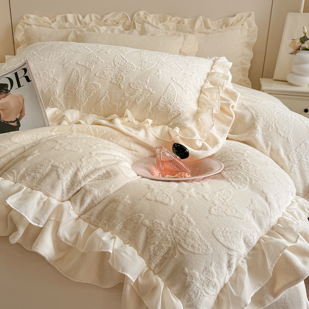 91家纺网 家纺一手货源 找家纺 爱家（原缔乐家纺） 2025新款A类牛奶雕花绒四件套 山茶花-蝴蝶之恋系列 蝴蝶之恋-奶昔白