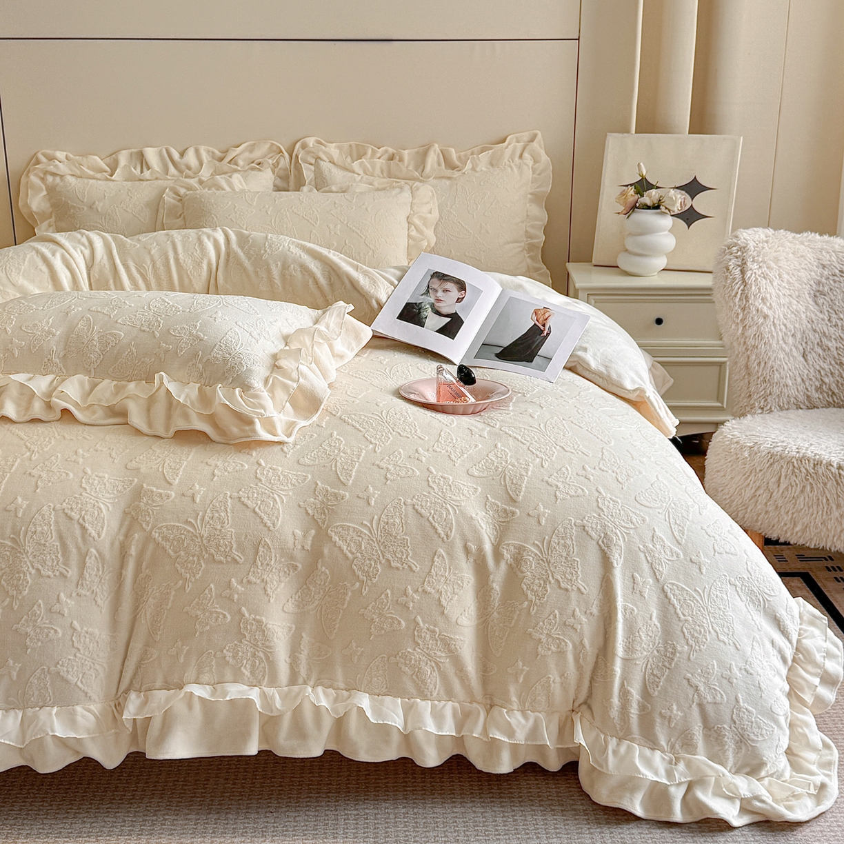 91家纺网 家纺一手货源 找家纺 爱家（原缔乐家纺） 2025新款A类牛奶雕花绒四件套 山茶花-蝴蝶之恋系列 蝴蝶之恋-奶昔白