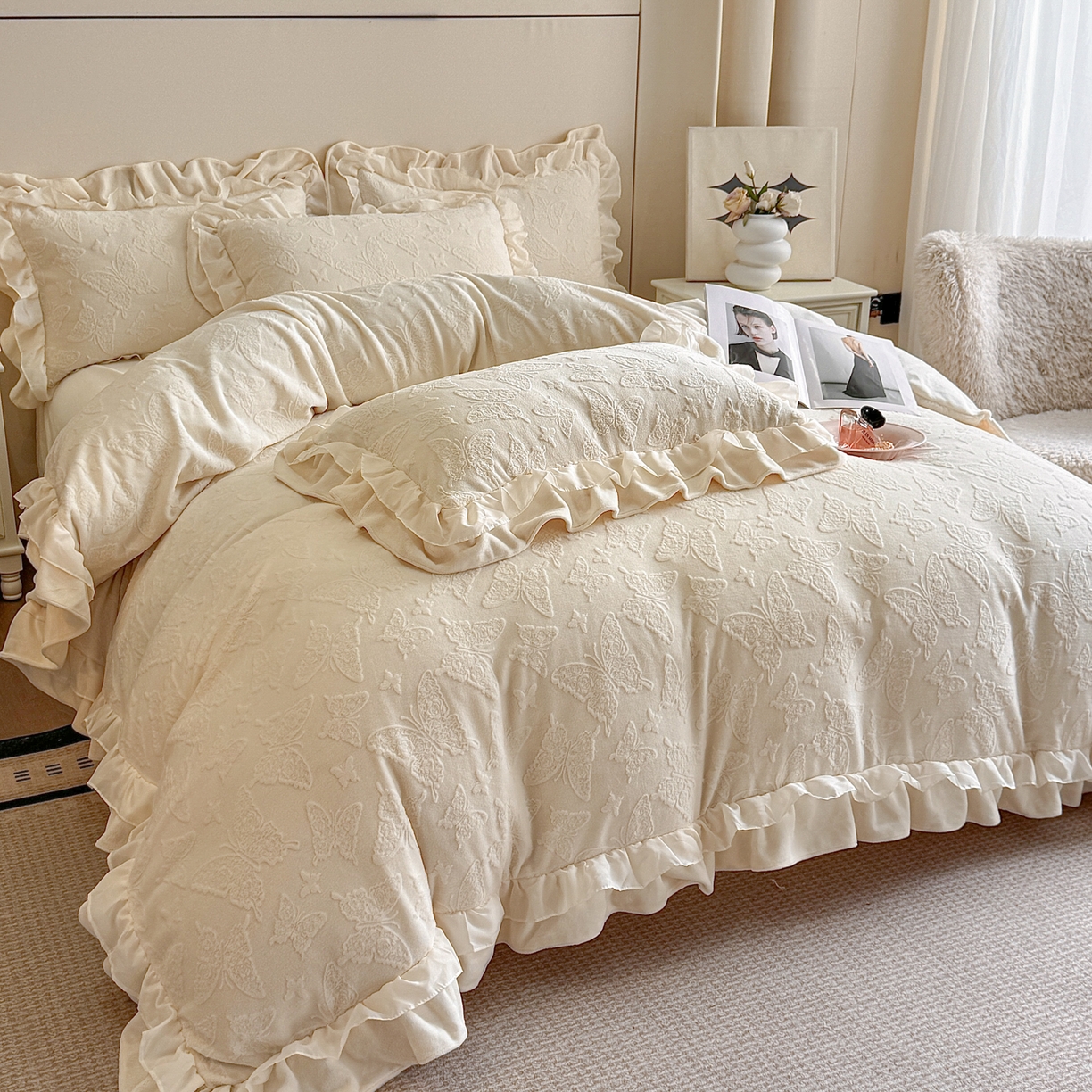 91家纺网 家纺一手货源 找家纺 爱家（原缔乐家纺） 2025新款A类牛奶雕花绒四件套 山茶花-蝴蝶之恋系列 蝴蝶之恋-奶昔白