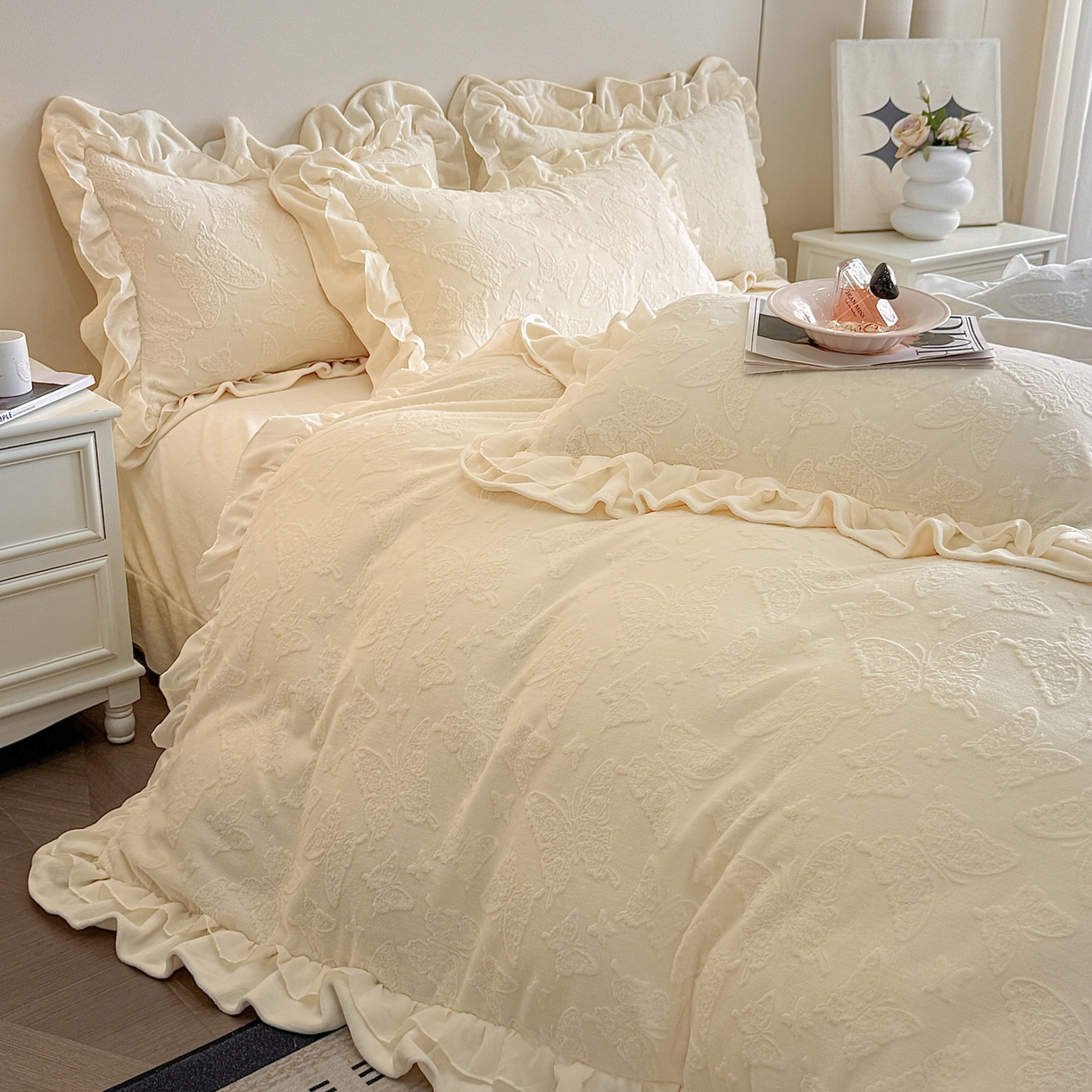 91家纺网 家纺一手货源 找家纺 爱家（原缔乐家纺） 2025新款A类牛奶雕花绒四件套 山茶花-蝴蝶之恋系列 蝴蝶之恋-奶昔白