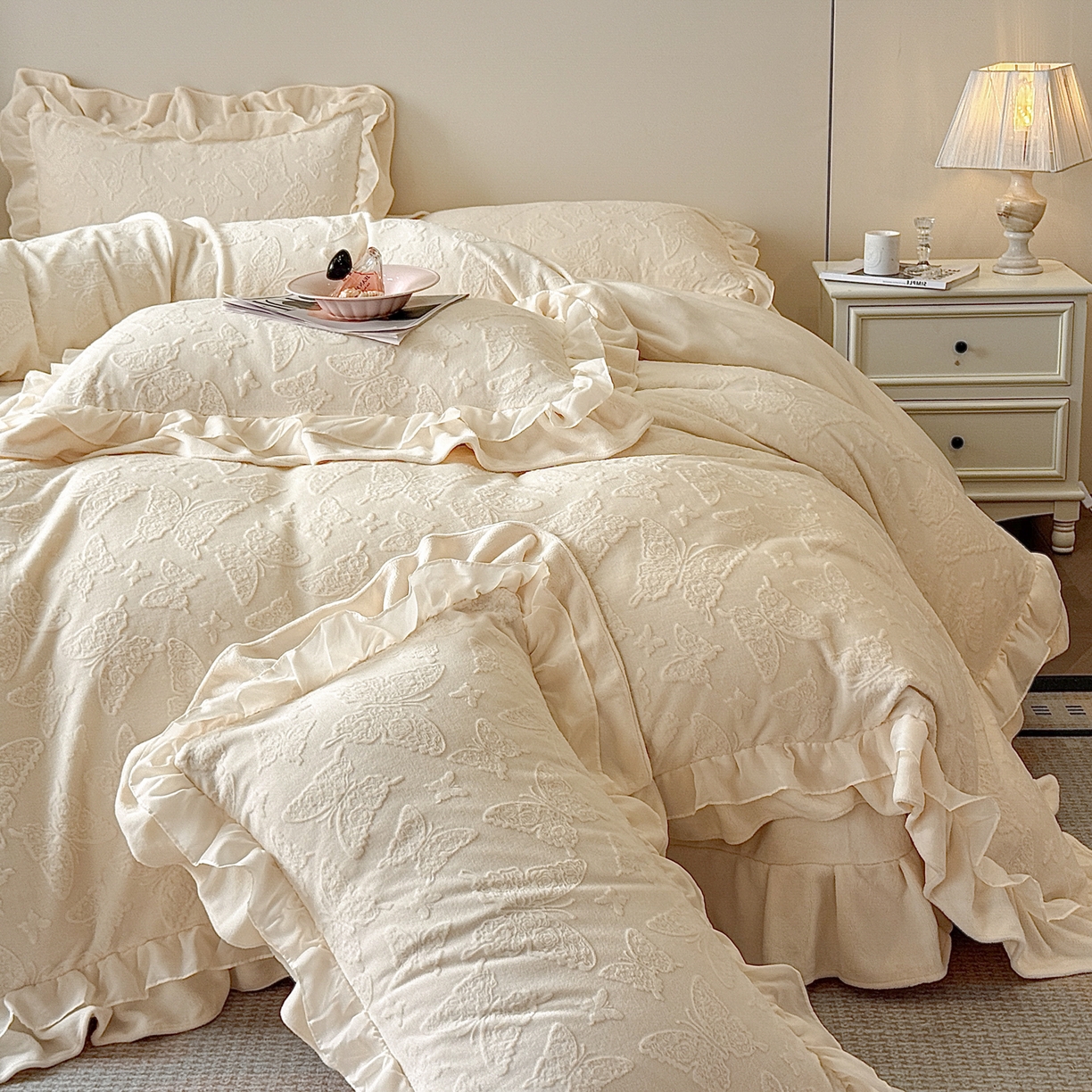 91家纺网 家纺一手货源 找家纺 爱家（原缔乐家纺） 2025新款A类牛奶雕花绒四件套 山茶花-蝴蝶之恋系列 蝴蝶之恋-奶昔白