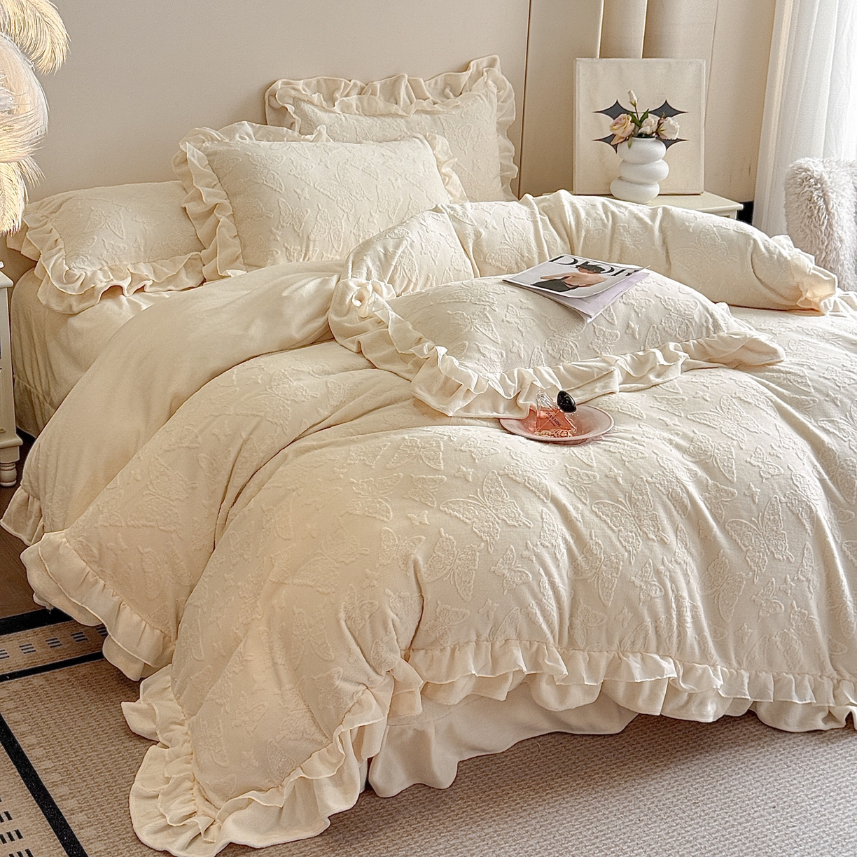 91家纺网 家纺一手货源 找家纺 爱家（原缔乐家纺） 2025新款A类牛奶雕花绒四件套 山茶花-蝴蝶之恋系列 蝴蝶之恋-奶昔白