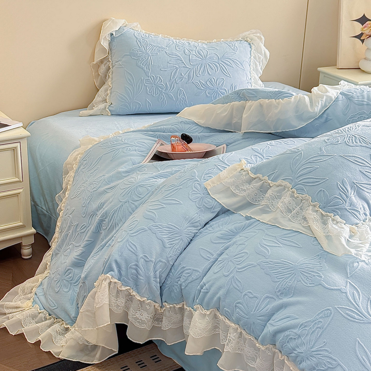 91家纺网 家纺一手货源 找家纺 爱家（原缔乐家纺） 2025新款A类牛奶雕花绒四件套 花野漫屿系列 花野漫屿-天空兰