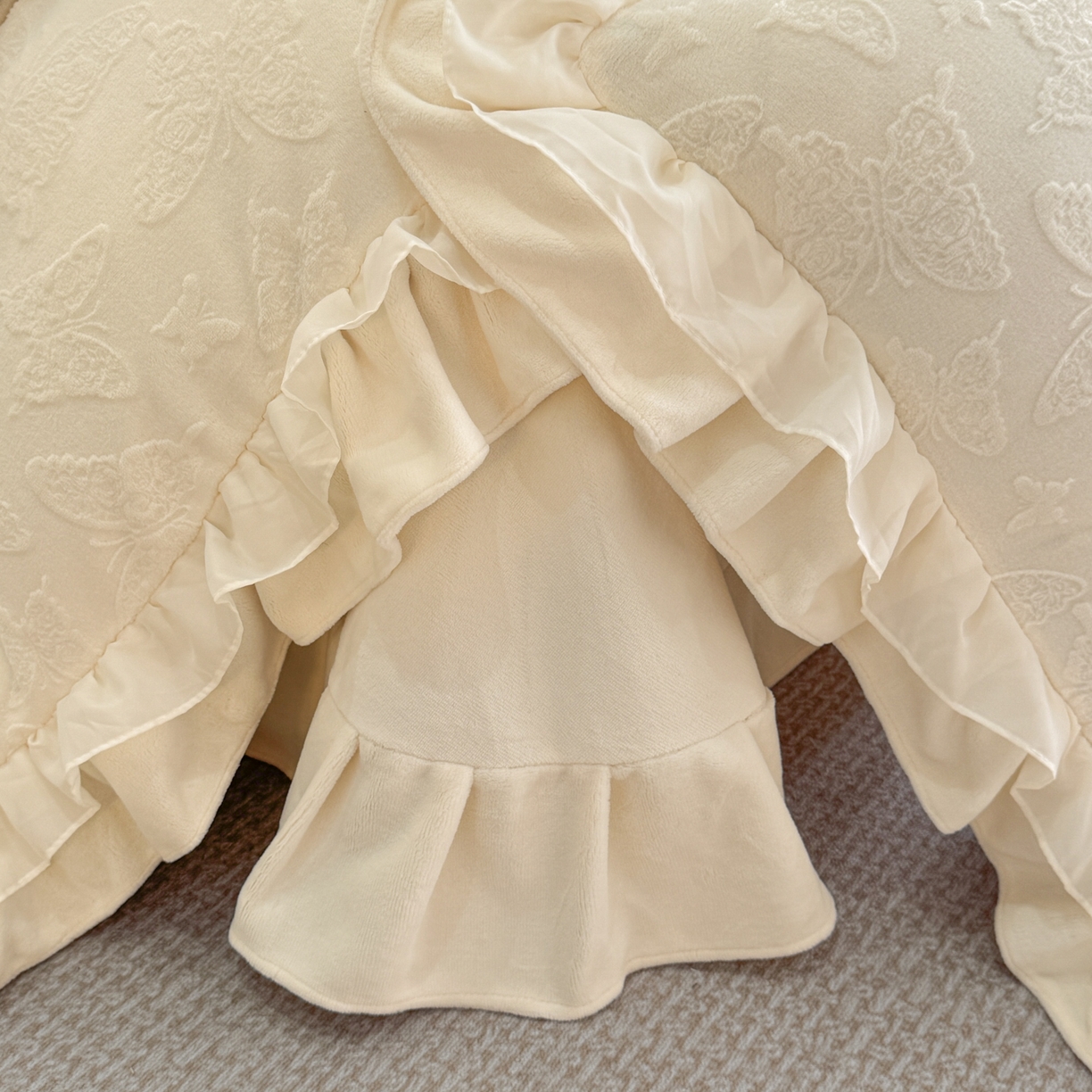 91家纺网 家纺一手货源 找家纺 爱家（原缔乐家纺） 2025新款A类牛奶雕花绒四件套 山茶花-蝴蝶之恋系列 蝴蝶之恋-奶昔白