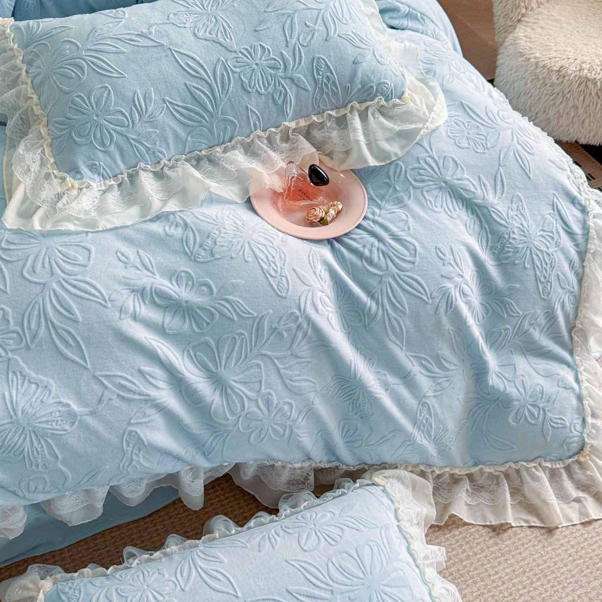 91家纺网 家纺一手货源 找家纺 爱家（原缔乐家纺） 2025新款A类牛奶雕花绒四件套 花野漫屿系列 花野漫屿-天空兰