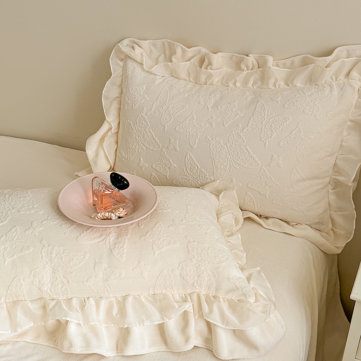 91家纺网 家纺一手货源 找家纺 爱家（原缔乐家纺） 2025新款A类牛奶雕花绒四件套 山茶花-蝴蝶之恋系列 蝴蝶之恋-奶昔白