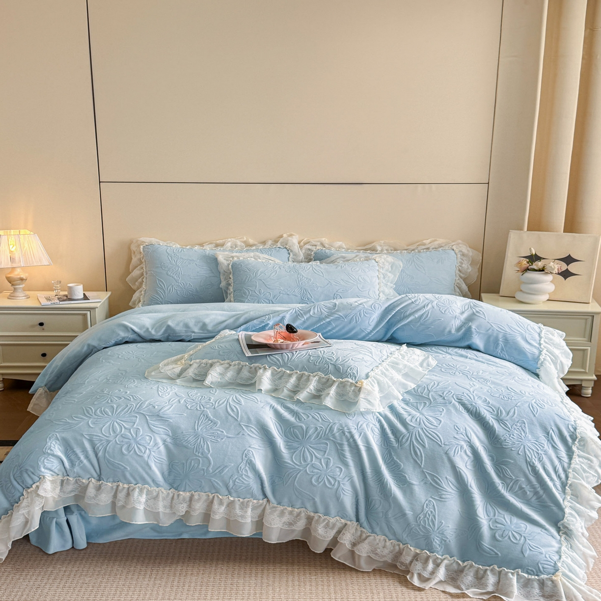 91家纺网 家纺一手货源 找家纺 爱家（原缔乐家纺） 2025新款A类牛奶雕花绒四件套 花野漫屿系列 花野漫屿-天空兰