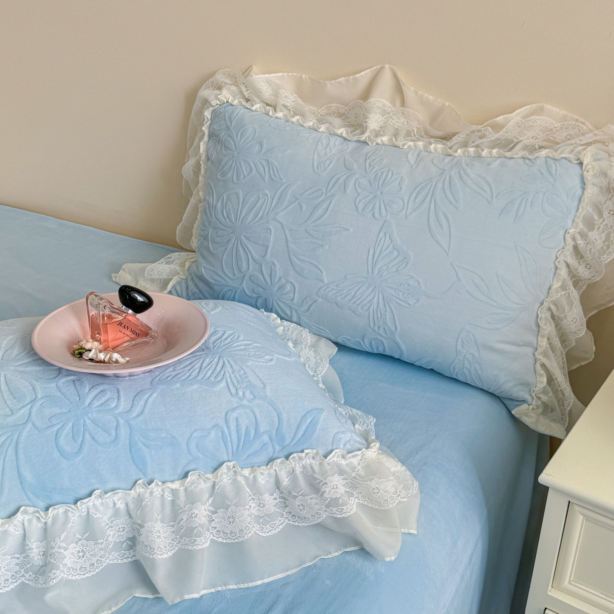 91家纺网 家纺一手货源 找家纺 爱家（原缔乐家纺） 2025新款A类牛奶雕花绒四件套 花野漫屿系列 花野漫屿-天空兰