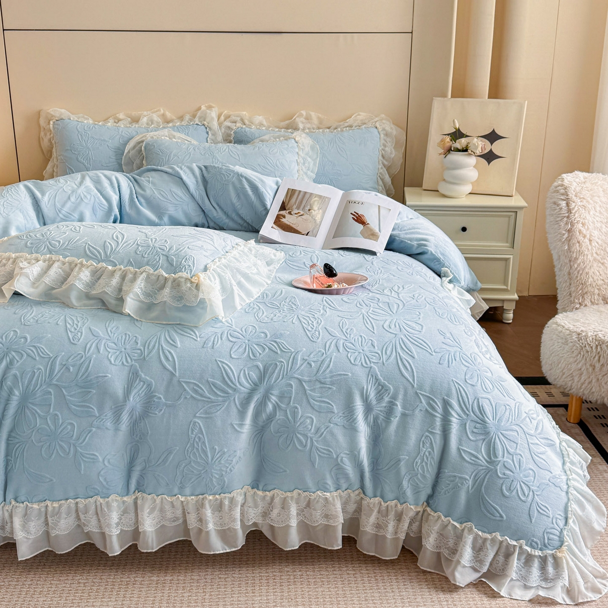 91家纺网 家纺一手货源 找家纺 爱家（原缔乐家纺） 2025新款A类牛奶雕花绒四件套 花野漫屿系列 花野漫屿-天空兰