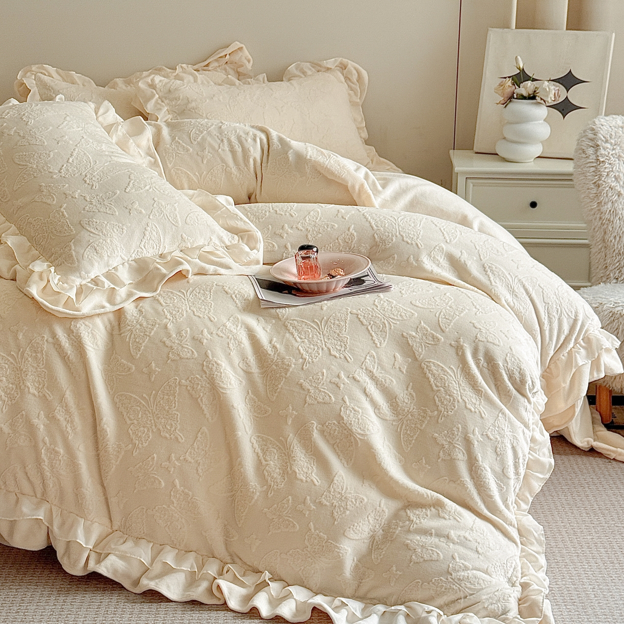 91家纺网 家纺一手货源 找家纺 爱家（原缔乐家纺） 2025新款A类牛奶雕花绒四件套 山茶花-蝴蝶之恋系列 蝴蝶之恋-奶昔白