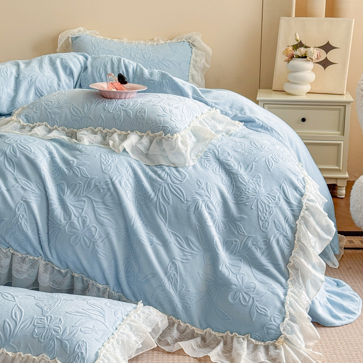 91家纺网 家纺一手货源 找家纺 爱家（原缔乐家纺） 2025新款A类牛奶雕花绒四件套 花野漫屿系列 花野漫屿-天空兰