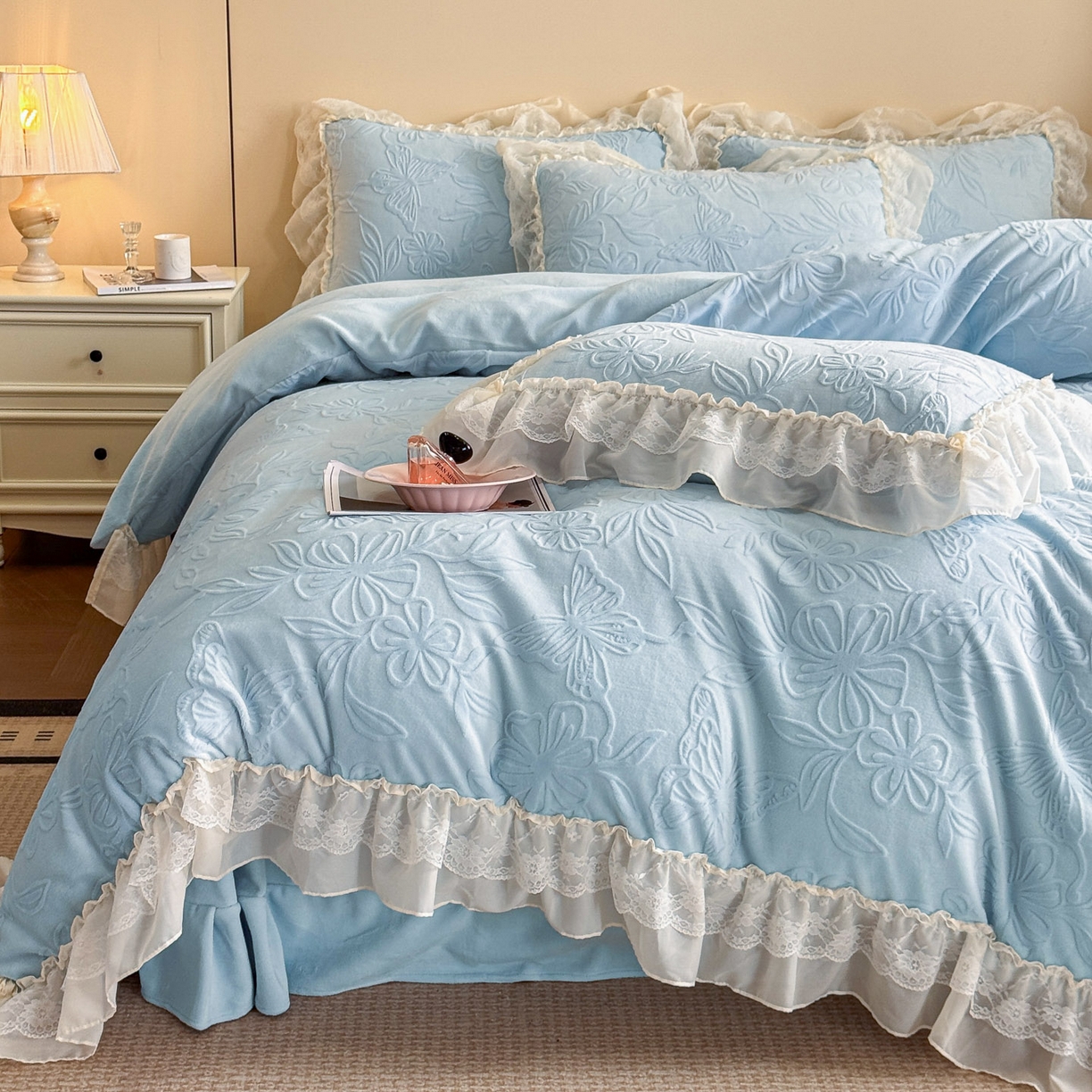 91家纺网 家纺一手货源 找家纺 爱家（原缔乐家纺） 2025新款A类牛奶雕花绒四件套 花野漫屿系列 花野漫屿-天空兰