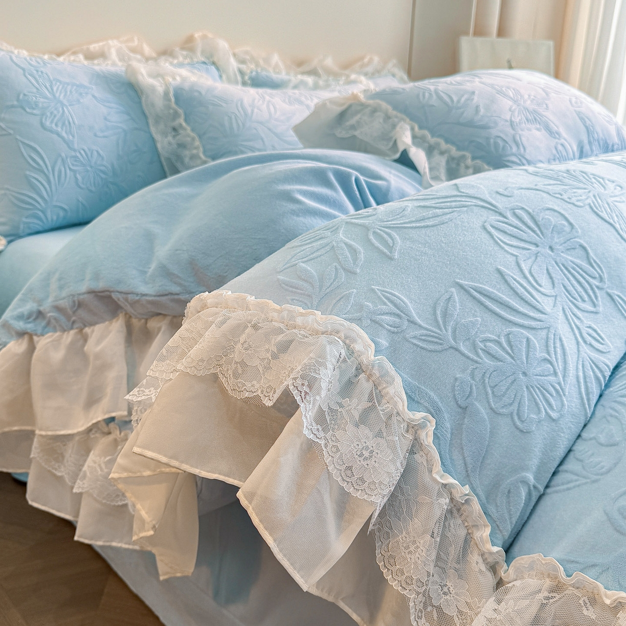 91家纺网 家纺一手货源 找家纺 爱家（原缔乐家纺） 2025新款A类牛奶雕花绒四件套 花野漫屿系列 花野漫屿-天空兰