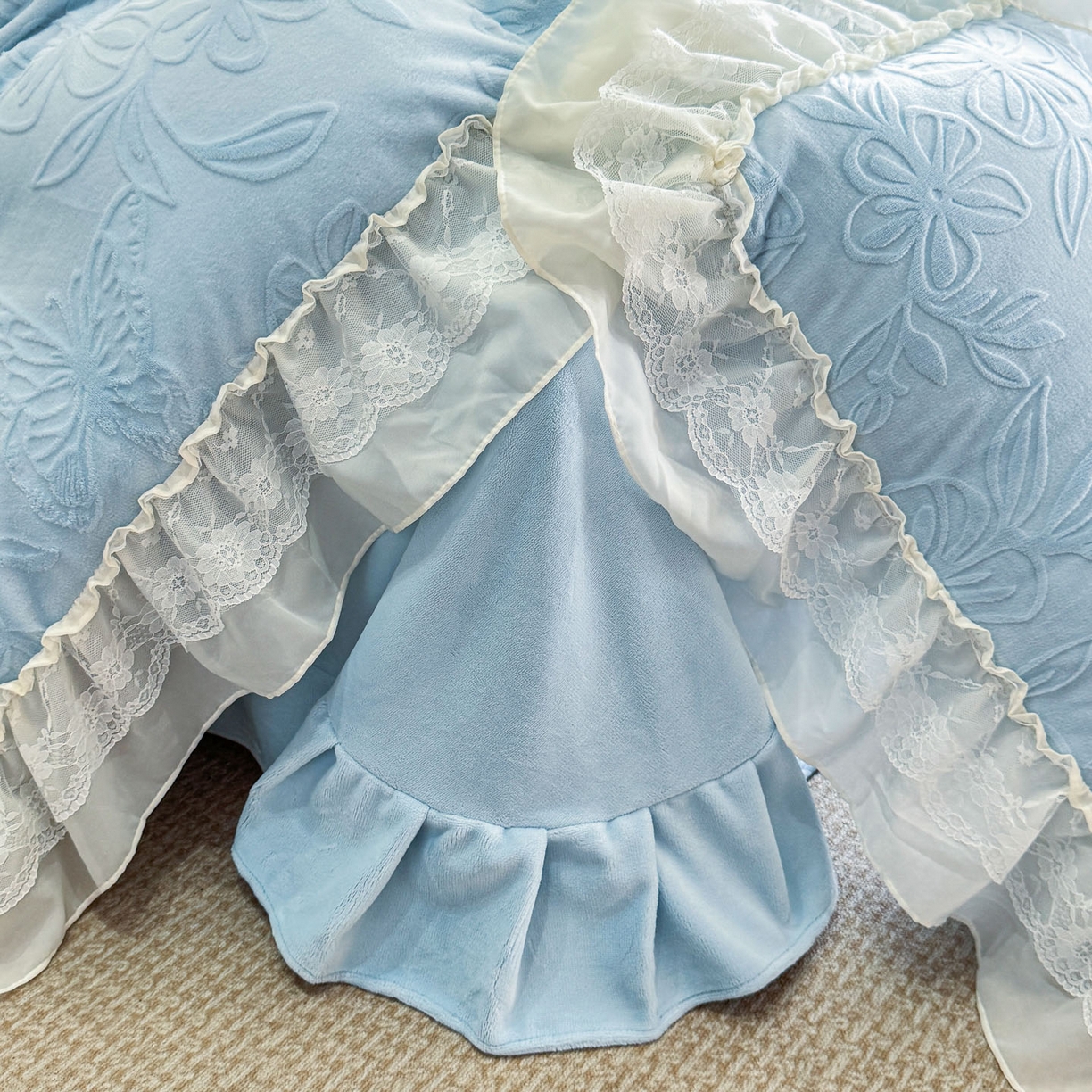 91家纺网 家纺一手货源 找家纺 爱家（原缔乐家纺） 2025新款A类牛奶雕花绒四件套 花野漫屿系列 花野漫屿-天空兰