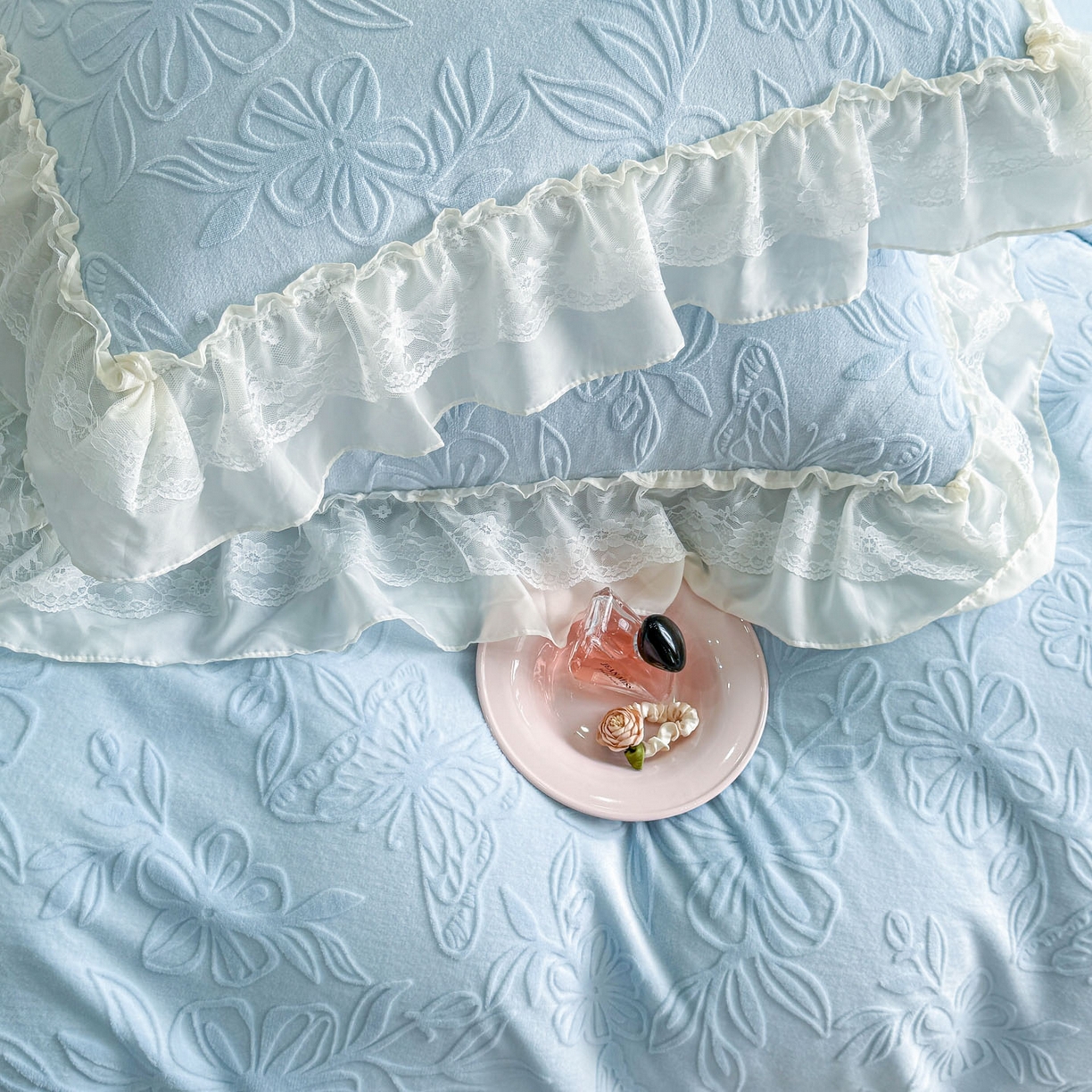 91家纺网 家纺一手货源 找家纺 爱家（原缔乐家纺） 2025新款A类牛奶雕花绒四件套 花野漫屿系列 花野漫屿-天空兰