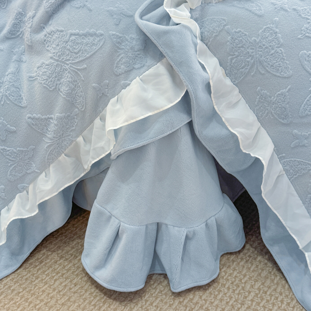 91家纺网 家纺一手货源 找家纺 爱家（原缔乐家纺） 2025新款A类牛奶雕花绒四件套 山茶花-蝴蝶之恋系列 蝴蝶之恋-天空兰