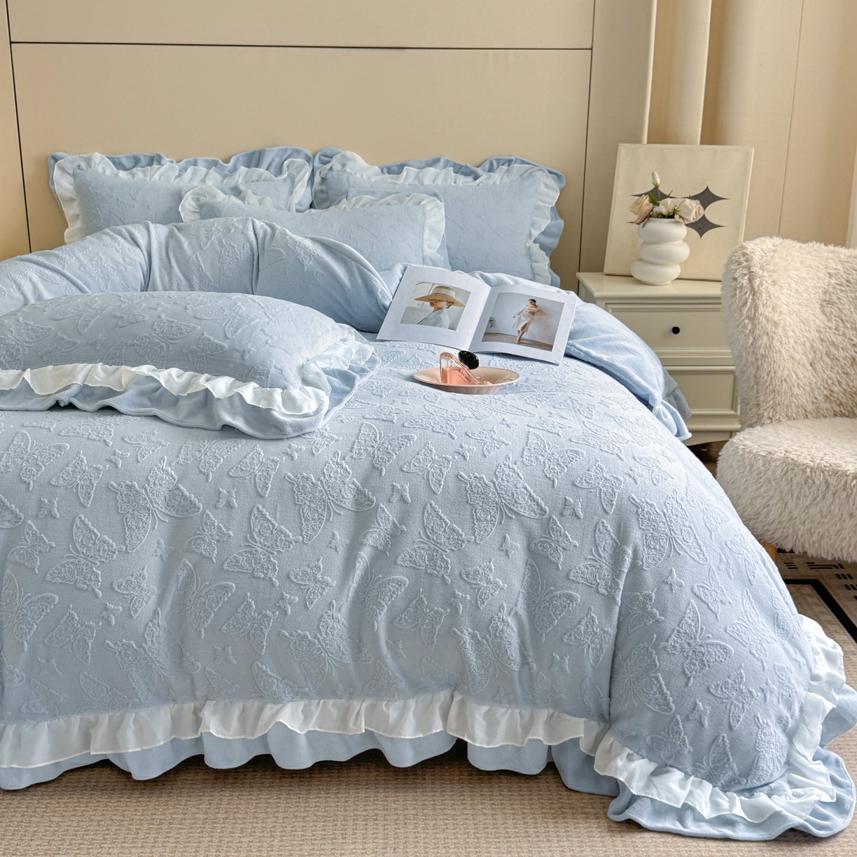 91家纺网 家纺一手货源 找家纺 爱家（原缔乐家纺） 2025新款A类牛奶雕花绒四件套 山茶花-蝴蝶之恋系列 蝴蝶之恋-天空兰