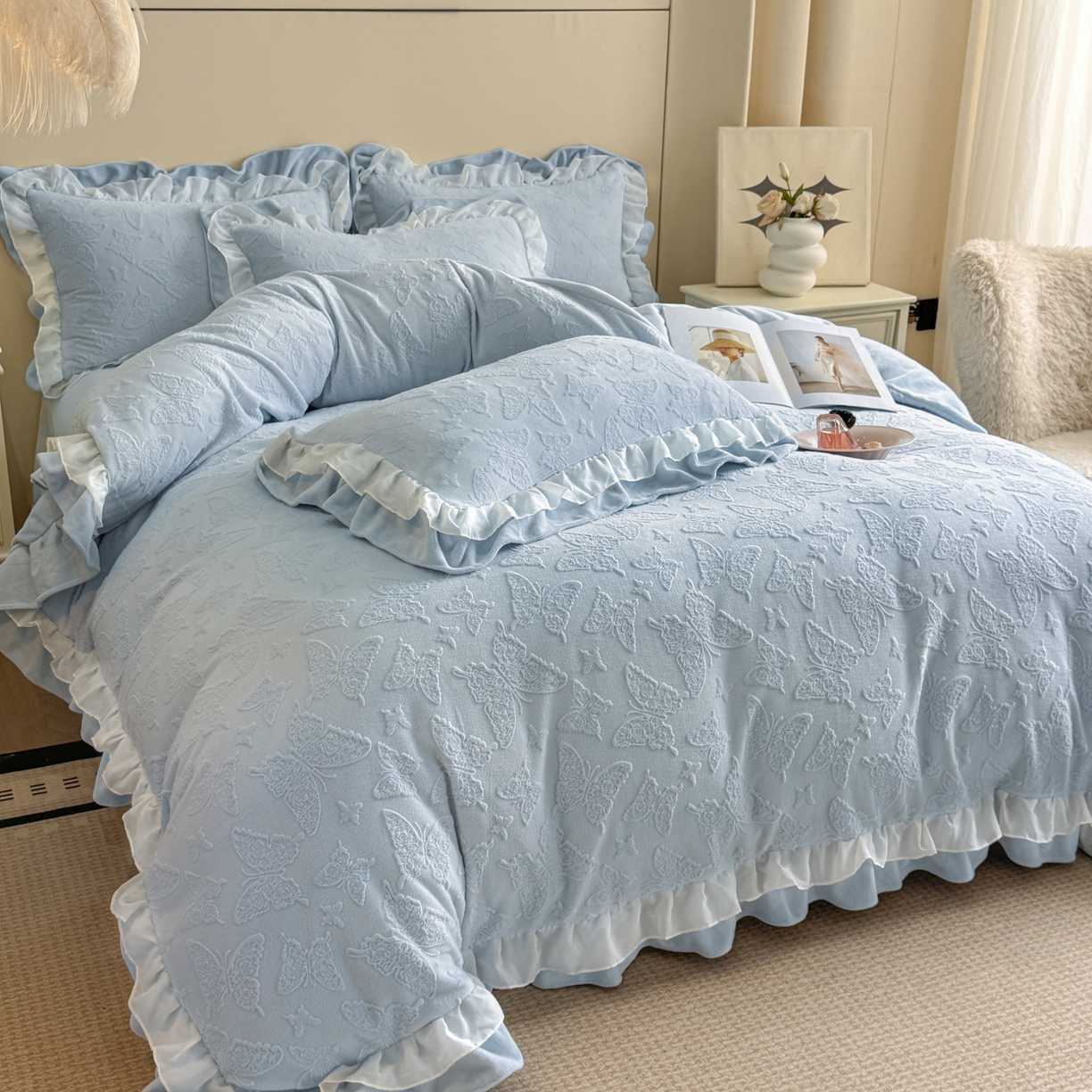 91家纺网 家纺一手货源 找家纺 爱家（原缔乐家纺） 2025新款A类牛奶雕花绒四件套 山茶花-蝴蝶之恋系列 蝴蝶之恋-天空兰