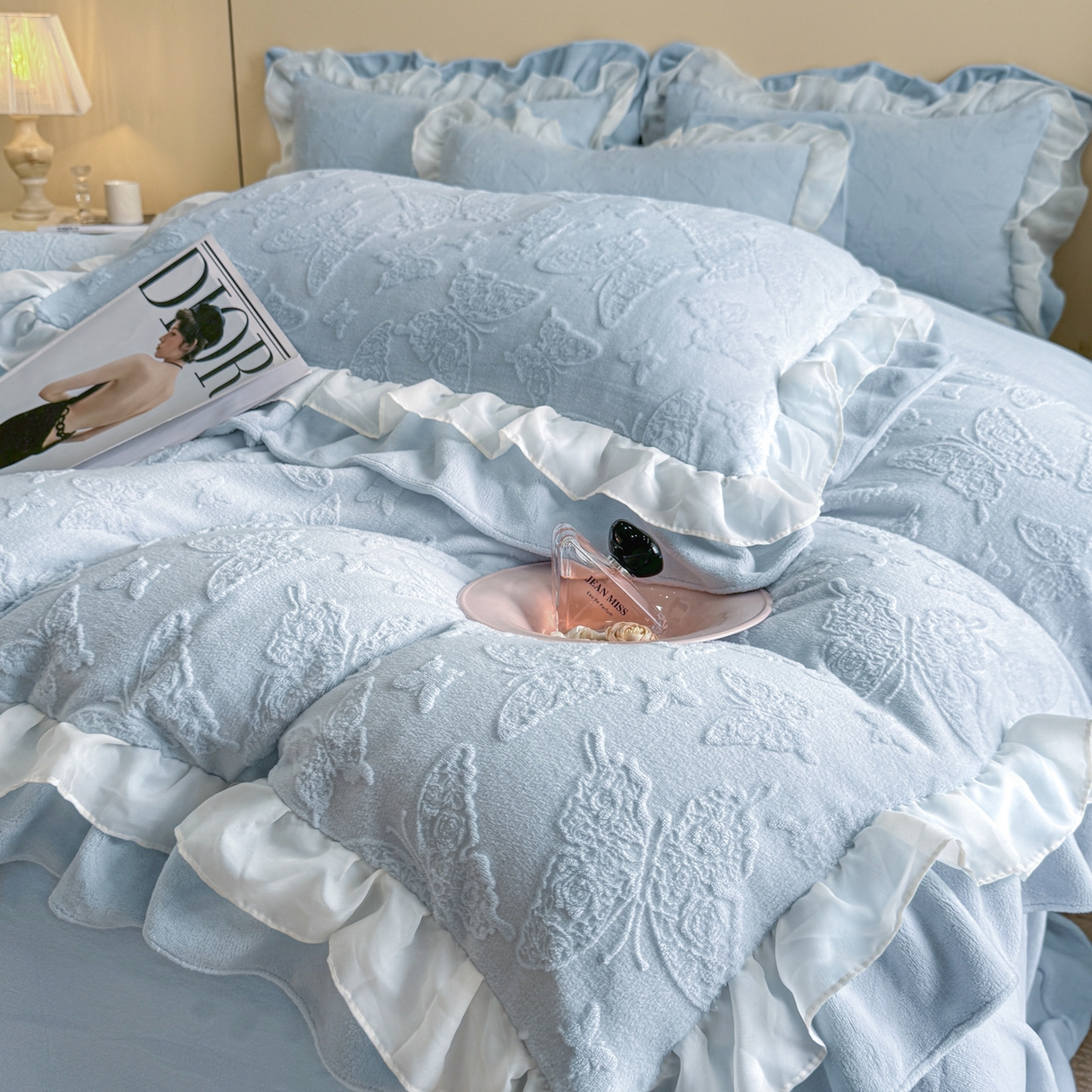 91家纺网 家纺一手货源 找家纺 爱家（原缔乐家纺） 2025新款A类牛奶雕花绒四件套 山茶花-蝴蝶之恋系列 蝴蝶之恋-天空兰