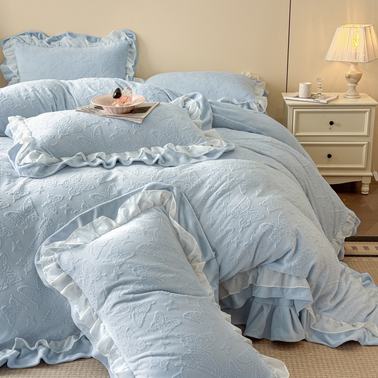 91家纺网 家纺一手货源 找家纺 爱家（原缔乐家纺） 2025新款A类牛奶雕花绒四件套 山茶花-蝴蝶之恋系列 蝴蝶之恋-天空兰