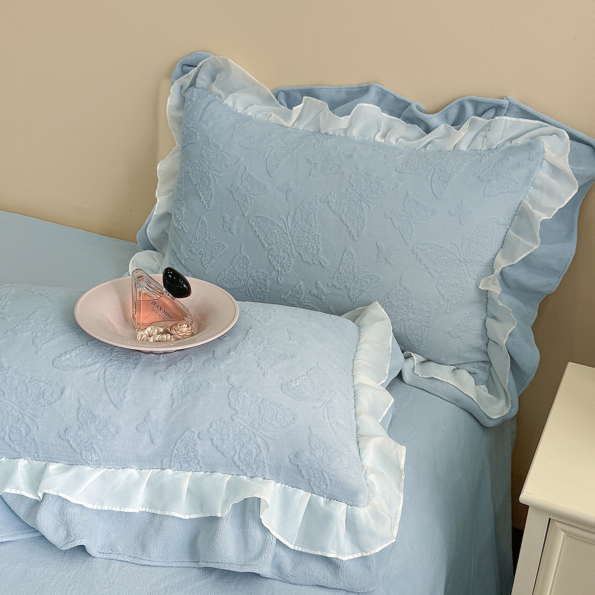 91家纺网 家纺一手货源 找家纺 爱家（原缔乐家纺） 2025新款A类牛奶雕花绒四件套 山茶花-蝴蝶之恋系列 蝴蝶之恋-天空兰