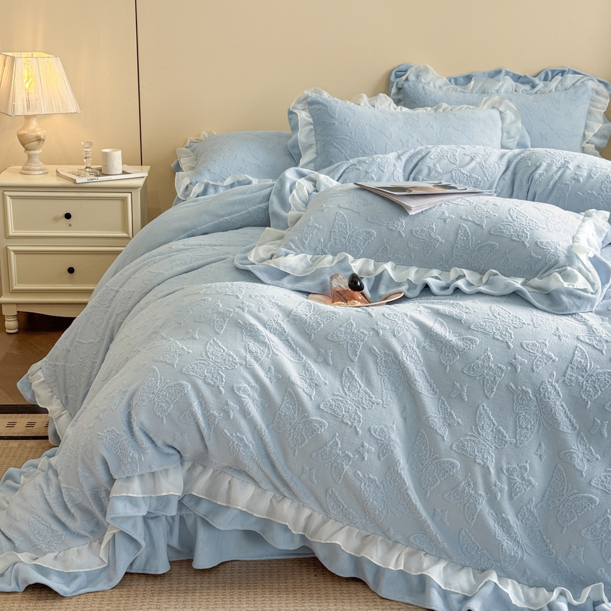 91家纺网 家纺一手货源 找家纺 爱家（原缔乐家纺） 2025新款A类牛奶雕花绒四件套 山茶花-蝴蝶之恋系列 蝴蝶之恋-天空兰