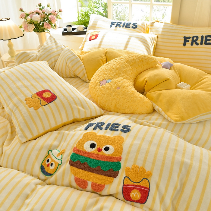 91家纺网 家纺一手货源 找家纺 炫拼家纺 2025新款条纹印花卡通毛巾绣加厚牛奶绒四件套 条纹-汉堡-黄