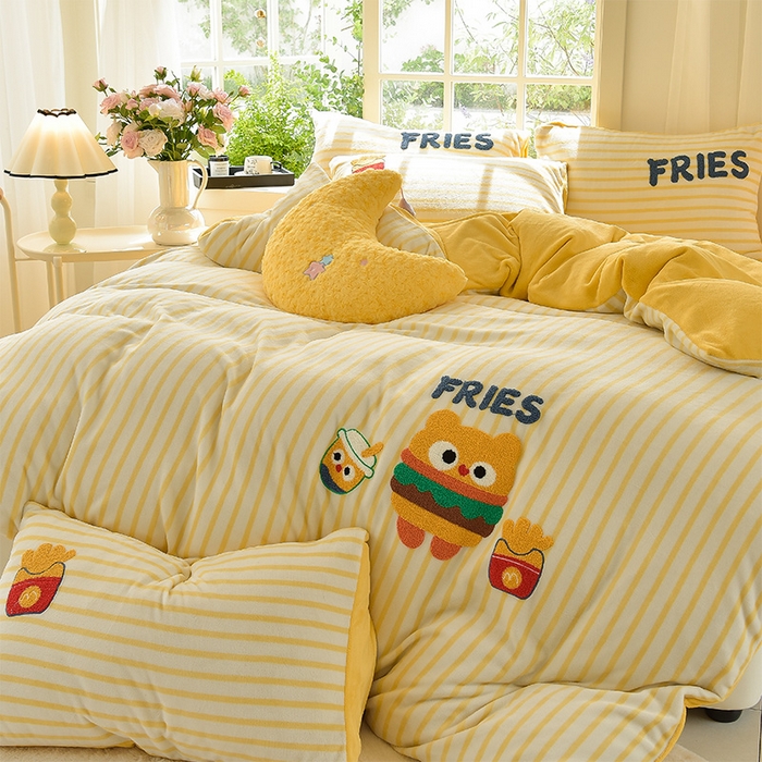 91家纺网 家纺一手货源 找家纺 炫拼家纺 2025新款条纹印花卡通毛巾绣加厚牛奶绒四件套 条纹-汉堡-黄