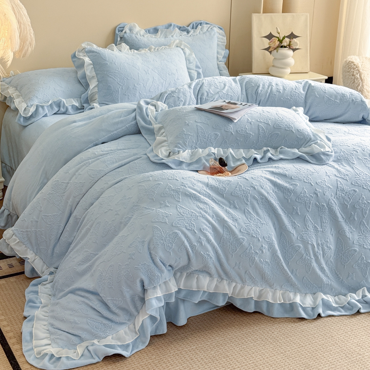 91家纺网 家纺一手货源 找家纺 爱家（原缔乐家纺） 2025新款A类牛奶雕花绒四件套 山茶花-蝴蝶之恋系列 蝴蝶之恋-天空兰