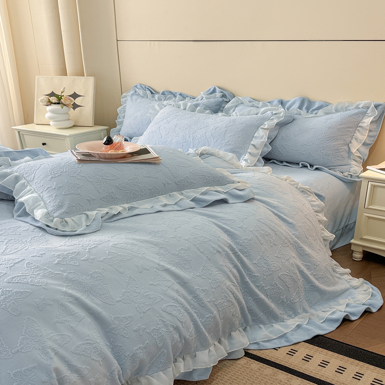 91家纺网 家纺一手货源 找家纺 爱家（原缔乐家纺） 2025新款A类牛奶雕花绒四件套 山茶花-蝴蝶之恋系列 蝴蝶之恋-天空兰