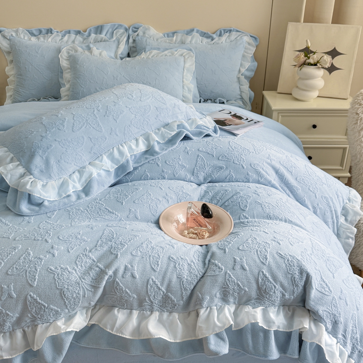 91家纺网 家纺一手货源 找家纺 爱家（原缔乐家纺） 2025新款A类牛奶雕花绒四件套 山茶花-蝴蝶之恋系列 蝴蝶之恋-天空兰