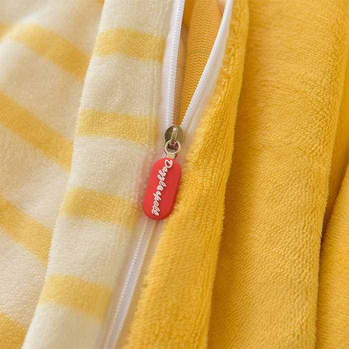 91家纺网 家纺一手货源 找家纺 炫拼家纺 2025新款条纹印花卡通毛巾绣加厚牛奶绒四件套 条纹-汉堡-黄