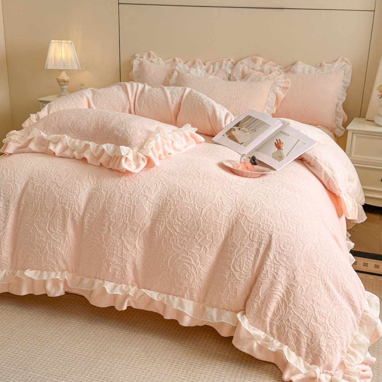 91家纺网 家纺一手货源 找家纺 爱家（原缔乐家纺） 2025新款A类牛奶雕花绒四件套 山茶花-蝴蝶之恋系列 山茶花之恋-公主粉