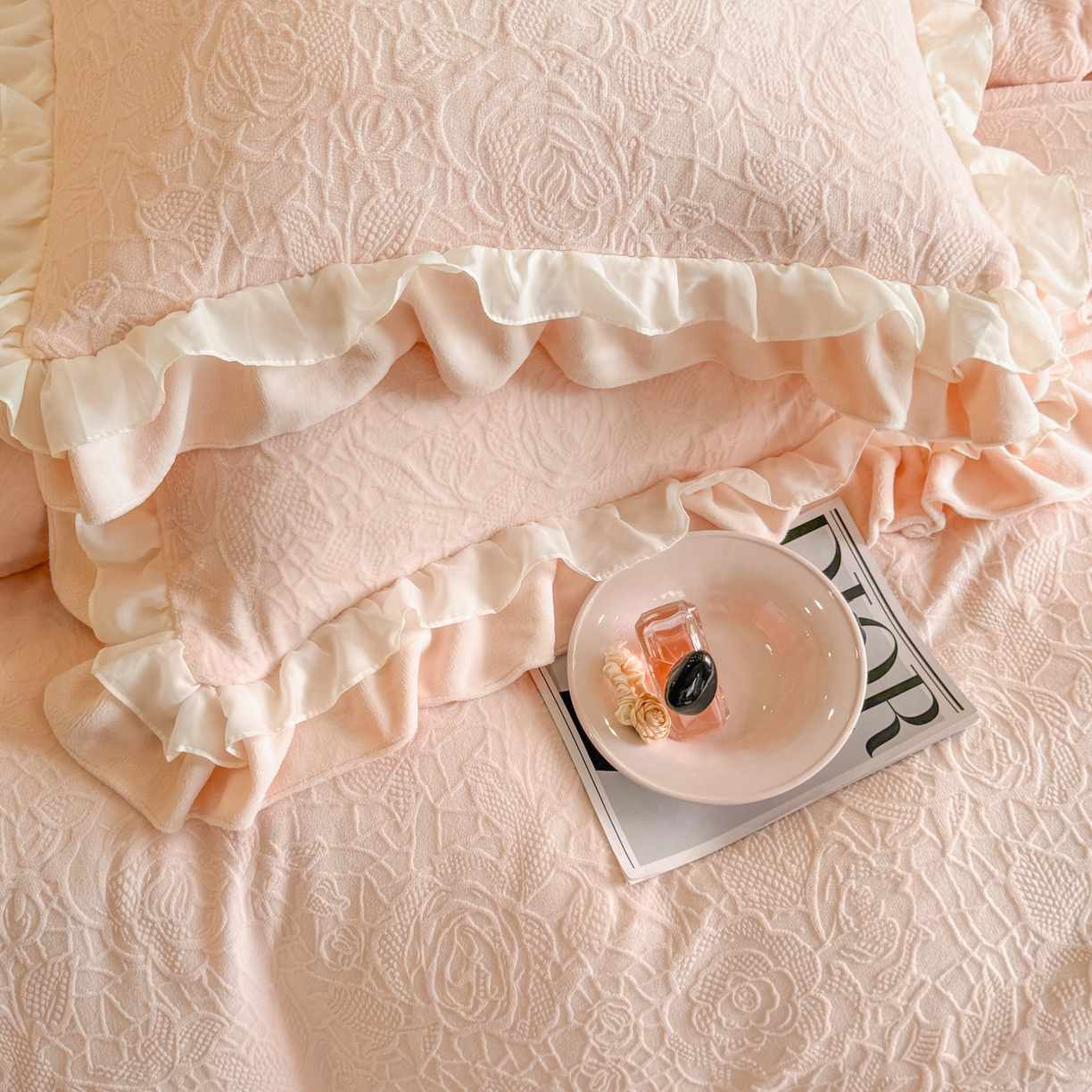 91家纺网 家纺一手货源 找家纺 爱家（原缔乐家纺） 2025新款A类牛奶雕花绒四件套 山茶花-蝴蝶之恋系列 山茶花之恋-公主粉