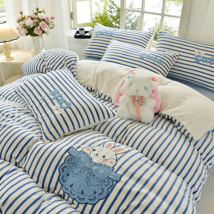 91家纺网 家纺一手货源 找家纺 炫拼家纺 2025新款条纹印花卡通毛巾绣加厚牛奶绒四件套 条纹-芭比兔-米蓝