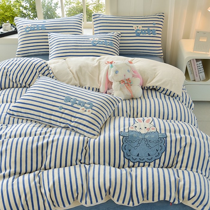 91家纺网 家纺一手货源 找家纺 炫拼家纺 2025新款条纹印花卡通毛巾绣加厚牛奶绒四件套 条纹-芭比兔-米蓝