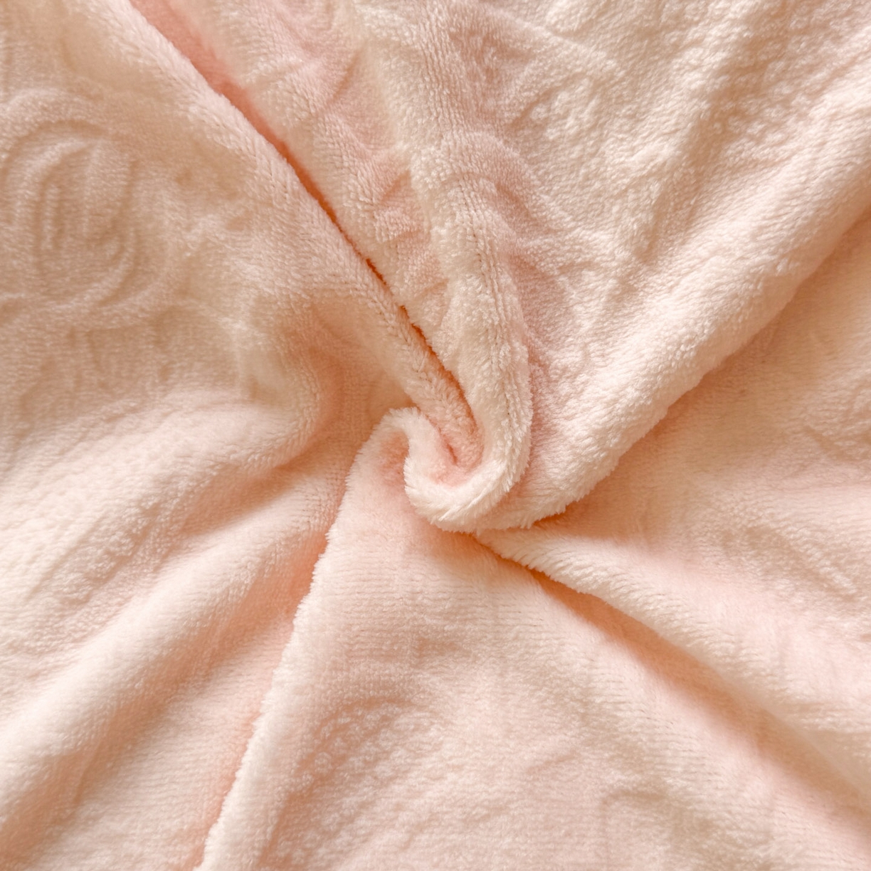 91家纺网 家纺一手货源 找家纺 爱家（原缔乐家纺） 2025新款A类牛奶雕花绒四件套 山茶花-蝴蝶之恋系列 山茶花之恋-公主粉