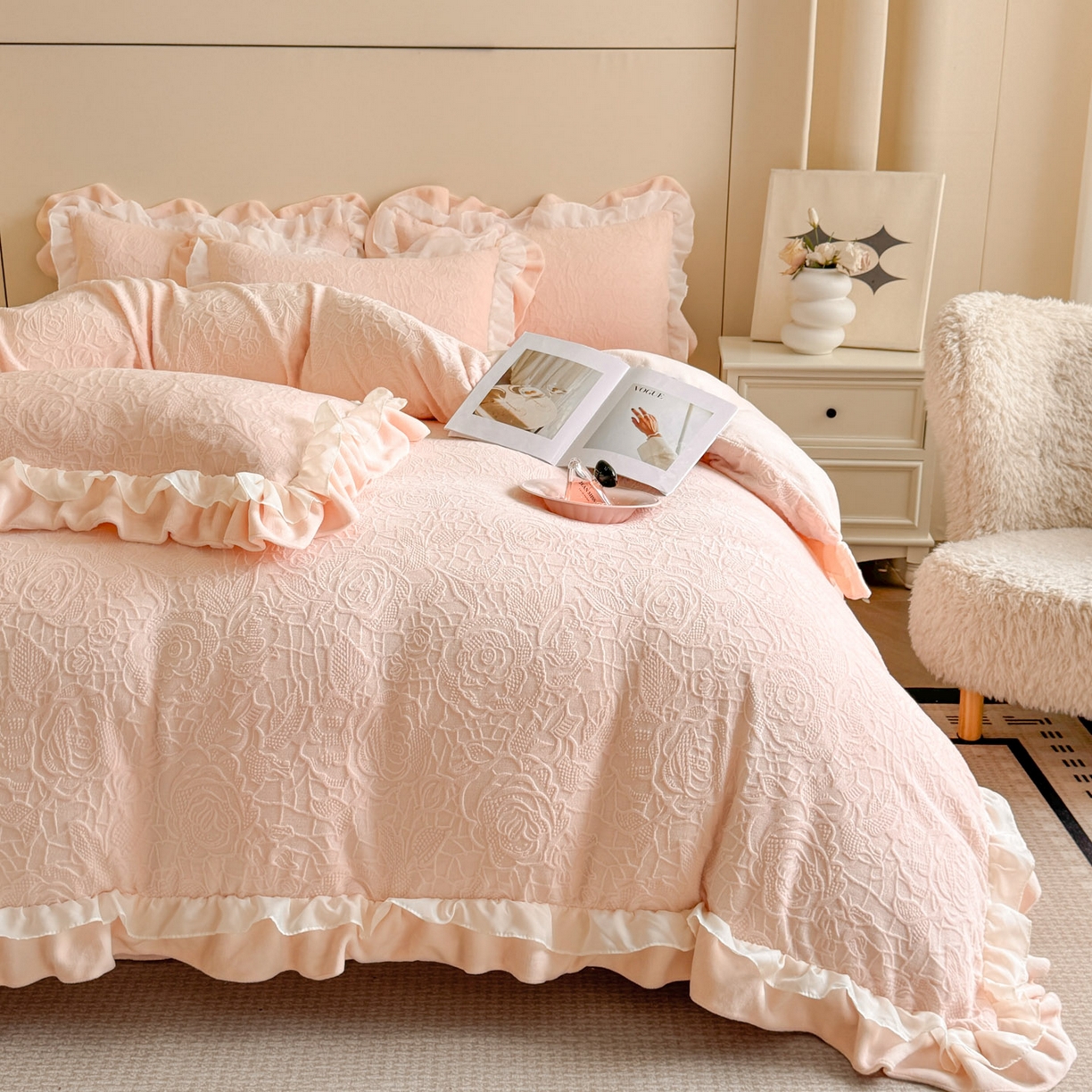 91家纺网 家纺一手货源 找家纺 爱家（原缔乐家纺） 2025新款A类牛奶雕花绒四件套 山茶花-蝴蝶之恋系列 山茶花之恋-公主粉