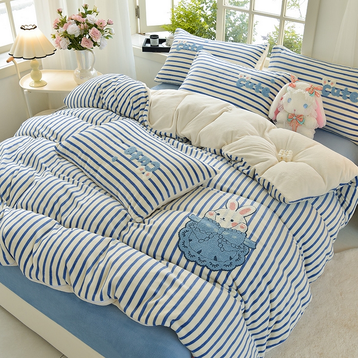 91家纺网 家纺一手货源 找家纺 炫拼家纺 2025新款条纹印花卡通毛巾绣加厚牛奶绒四件套 条纹-芭比兔-米蓝