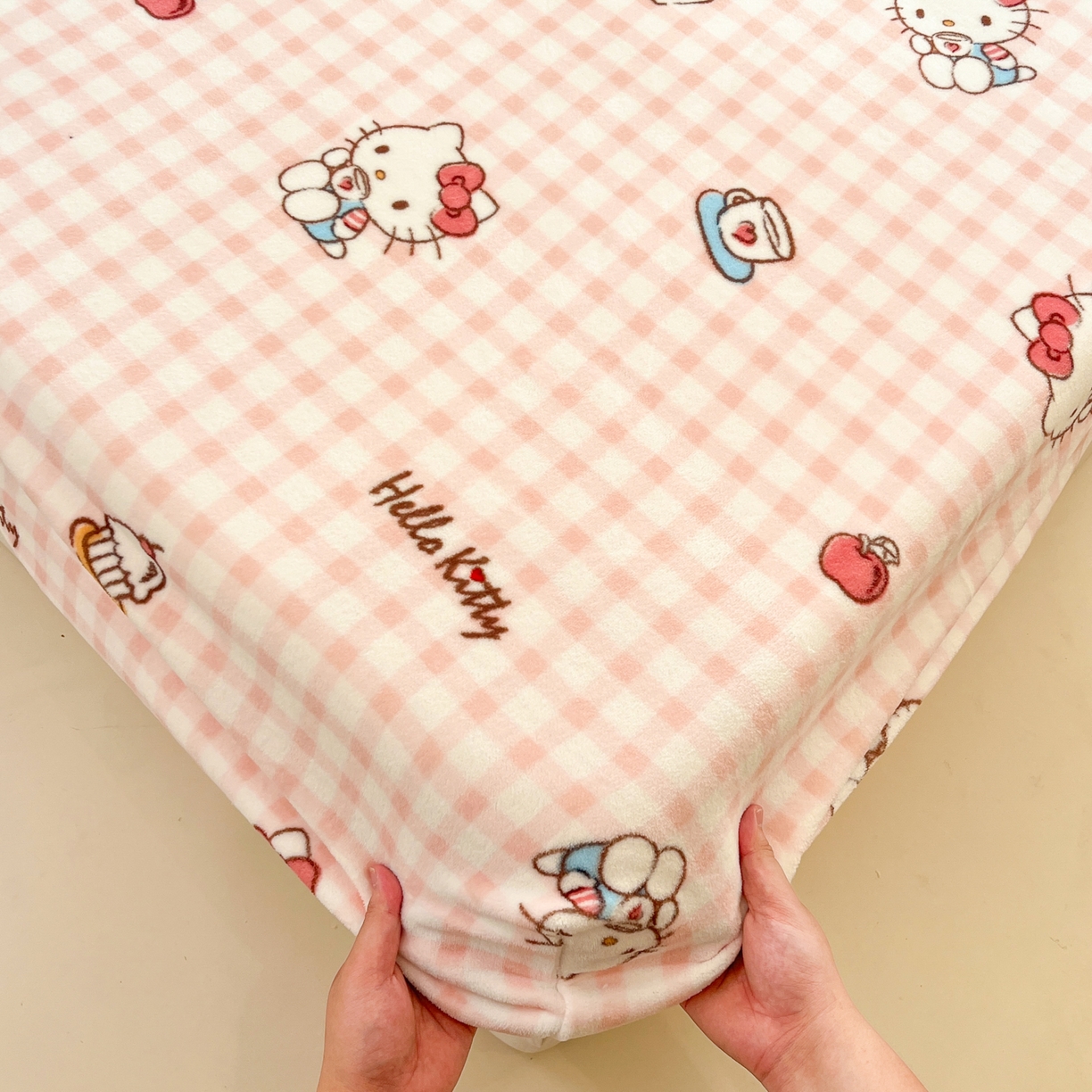 91家纺网 家纺一手货源 找家纺 金爱家 2025新款三丽鸥牛奶绒床笠单床笠床笠单件 绒单品-甜心kt粉