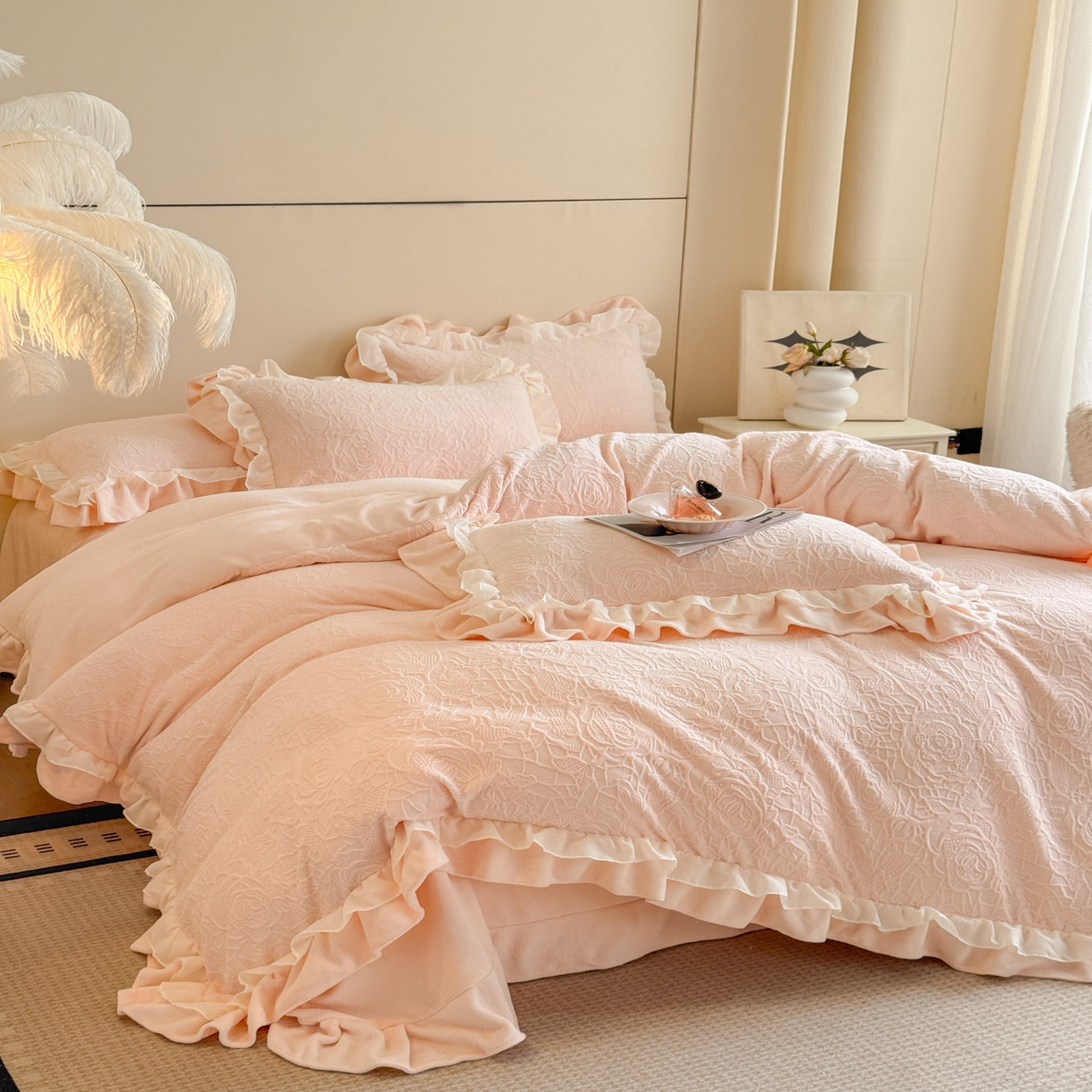 91家纺网 家纺一手货源 找家纺 爱家（原缔乐家纺） 2025新款A类牛奶雕花绒四件套 山茶花-蝴蝶之恋系列 山茶花之恋-公主粉