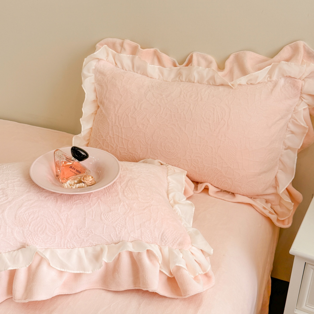 91家纺网 家纺一手货源 找家纺 爱家（原缔乐家纺） 2025新款A类牛奶雕花绒四件套 山茶花-蝴蝶之恋系列 山茶花之恋-公主粉