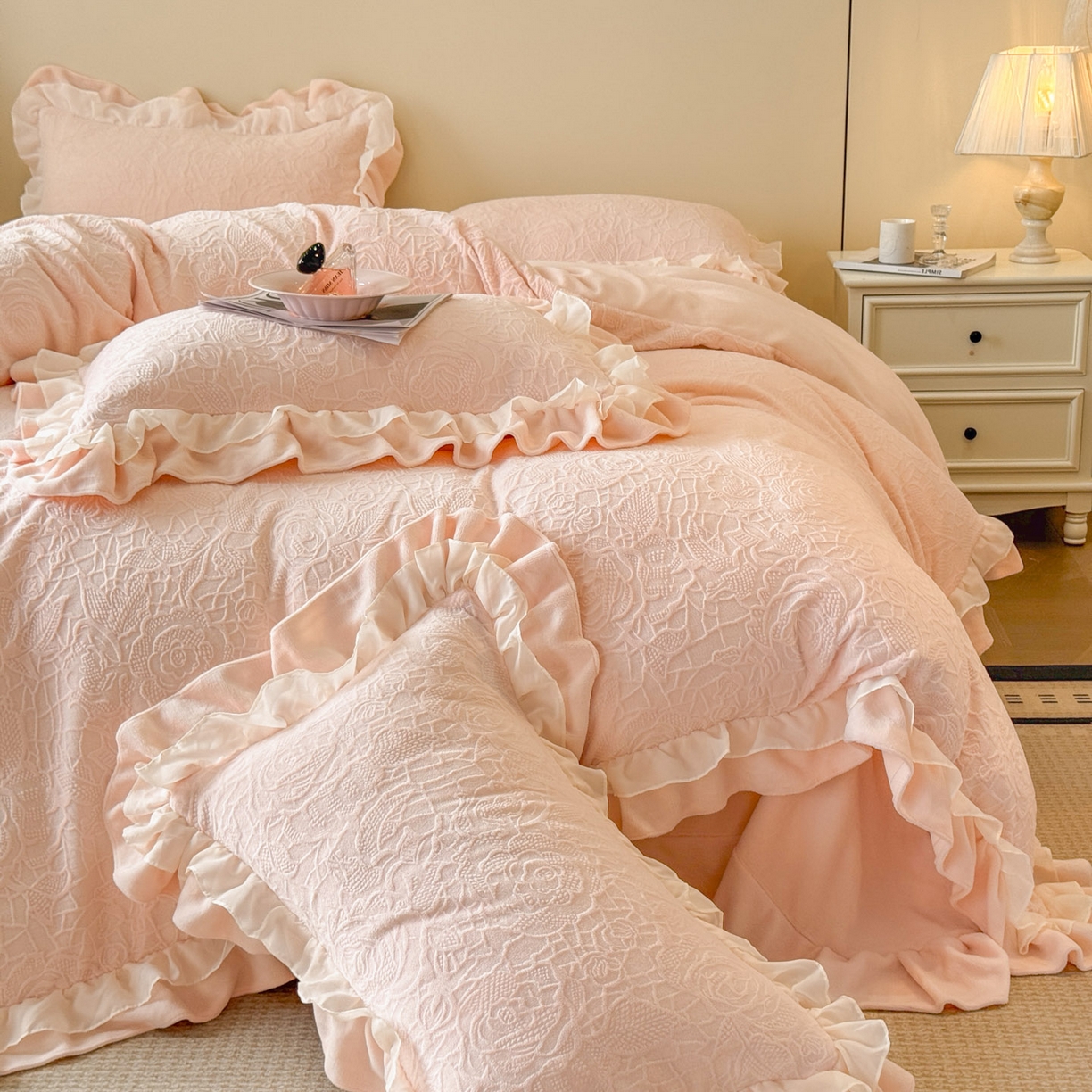 91家纺网 家纺一手货源 找家纺 爱家（原缔乐家纺） 2025新款A类牛奶雕花绒四件套 山茶花-蝴蝶之恋系列 山茶花之恋-公主粉